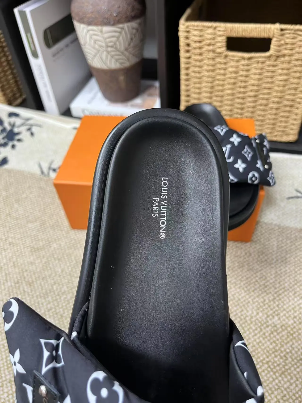 P340 yuan LV Louis Vuitton Full of high-end feel! A popular model among bloggers at home and abroad, it’s retro and fashionable, and looks stunning on your feet! Mainly recommended model on the official website★ ━━━━━ ЅᏇєєt ━━━━━ ▪️Upper: original calfskin ➕5D printing process ▪️Inner: imported mixed sheepskin ▪️Outsole: original molded foam outsole ▪️Size: Female 35-40 Men's 39-44 (women's 41 men's 45)